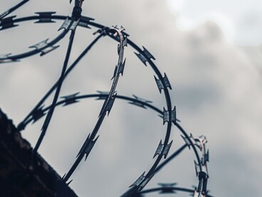 La normativa si applica agli abitanti dell'“Area” soggetti alla giurisdizione militare, mentre cittadini e residenti israeliani restano sottoposti a un diverso regime giuridico