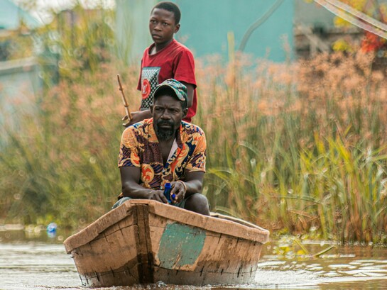 Nos últimos 42 anos, o país registou 15 secas, 20 inundações severas e 28 ciclones tropicais, configurando um padrão crescente de desastres naturais intensificados pelas mudanças climáticas. O ciclone Idai, ocorrido em março de 2019, representou um marco trágico na história recente do país, causando 501 mortes, 1.523 feridos e afectando mais de 1,85 milhão de pessoas, sendo considerado o desastre natural mais destrutivo na África subsariana contemporânea