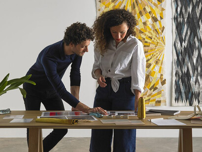 Ana Talens y Adrián Salvador trabajando en la nueva colección de OneSixOne