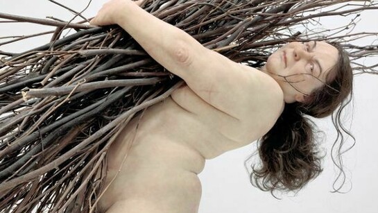 Woman with Sticks, 2009 Matériaux divers Courtesy Hauser & Wirth © Ron Mueck Photo Courtesy Hauser & Wirth, Londres.