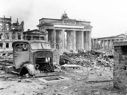 Vista de Pariser Platz y la Puerta de Brandenburgo a principios de junio de 1945