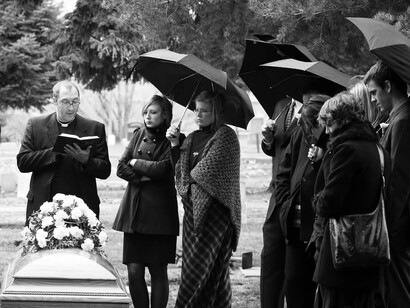Ceremonia religiosa en un entierro