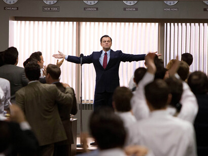 Leonardo Di Caprio dando un motivador discurso a sus empleados en su papel protagonista de "El lobo de Wall Street" (2013)