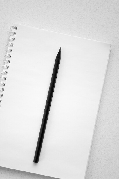 La falta de estructura en la narrativa puede llevar a confusiones y estancamientos, especialmente si no se manejan adecuadamente elementos clave como el conflicto, la peripecia y el clímax