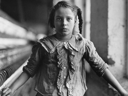 Una niña obligada a trabajar en una fábrica (siglo XIX)