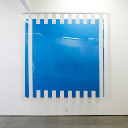 Daniel Buren, Cores, luz, projeção, sombras, transparência: obras situadas blue 2015, madeira, acrílico e vinil, adesivado, 200 x 200 cm