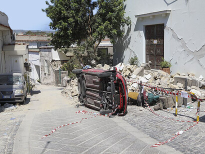 Strade e edifici devastati dal terremoto del 2017, Ischia, Italia