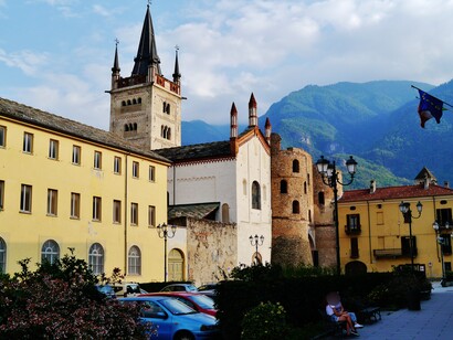 Cattedrale di San Giusto annessa alla porta romana "Porta Savoia", Susa, Italia, vista dalla piazza principale