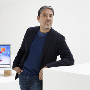 Paul Pfeiffer Portrait of the artist ©Photo: Claire Dorn / Courtesy Perrotin