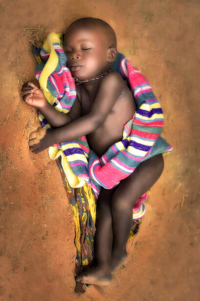Burkina Faso – Bambino riposa in una via di Djibo