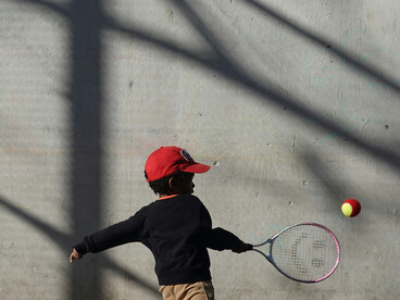 Dans l’ombre des murs, certains enfants apprennent à viser la lumière