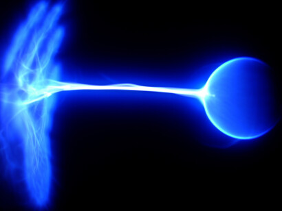 Definiríamos al plasma (versión moderna) como la luz y calor derivados de efectos electromagnéticos