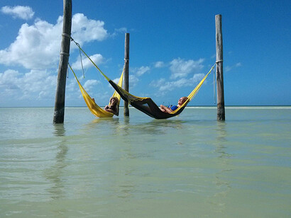 Hamacas sobre las aguas cristalinas de Holbox