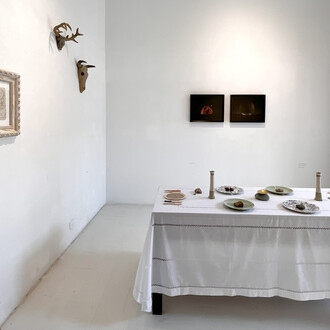 Varios artistas, Artes de la mesa, vista de exhibición. Cortesía de Galería La Balsa