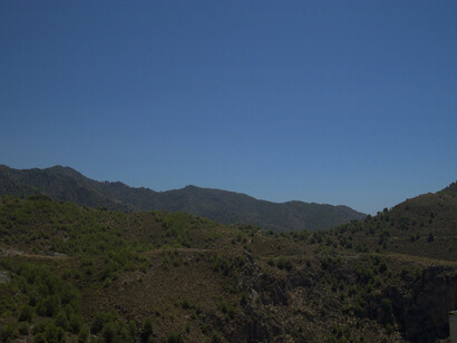 Ya no se cultivan los campos porque no es rentable. Ha desaparecido el antiguo molino de aceite o almazara, no se cultiva la uva moscatel ni las pasas, ni uvas para el vino dulce del terreno. Montañas de Frigiliana, 2008, Andalucía, España