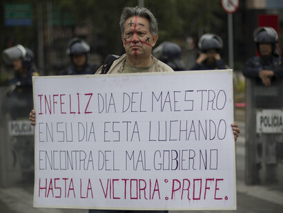 Un docente protesta en México a causa de la reforma educativa implementada por el Gobierno de Peña Nieto en 2013