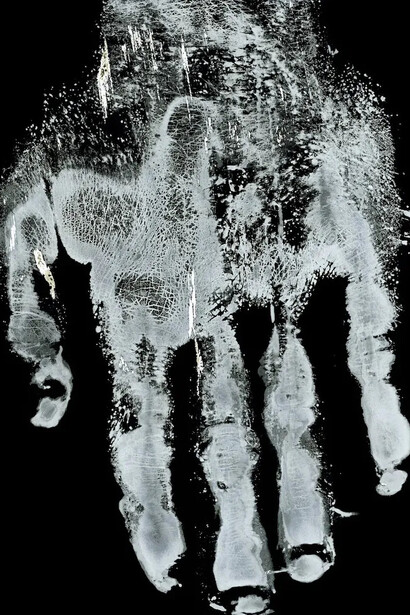Thierry Balanger, La main bleue (détail), 2026. Avec l'aimable autorisation des Douches la Galerie