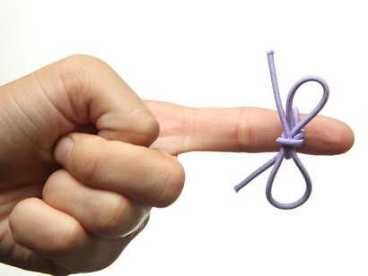 Un lazo en el dedo para acordarse de algo