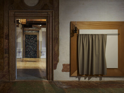 
Jannis Kounellis, a sinistra: Senza titolo (2004),
rotoli di piombo e stoffa; a destra: Senza titolo (1973), legno, lampada a petrolio, tela, tessuto, foto Agostino Osio - Alto Piano, Courtesy Fondazione Prada

