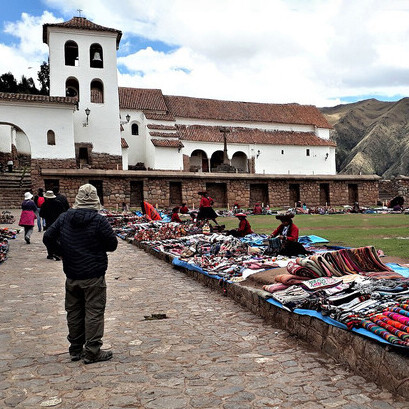 Las ferias andinas han sido históricamente espacios de intercambio económico, social y cultural que articulan comunidades dispersas a lo largo de la geografía peruana