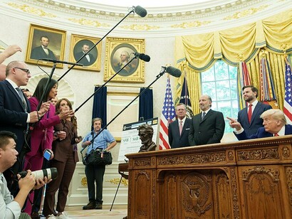 Le président Donald Trump signe un accord de libre-échange dans le bureau ovale