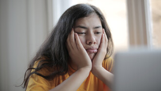La procrastination. L’individu qui procrastine remet à demain, et puis au lendemain, et remet au surlendemain