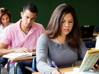 Estudiantes durante un examen en la universidad