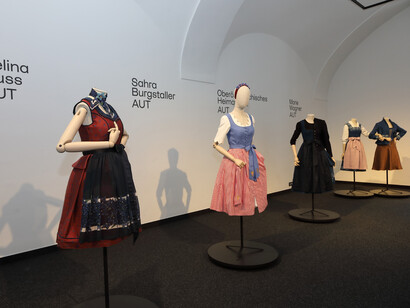 Die Ober­österreicherin. Dirndl. Kleid, ausstellungsansicht. Mit freundlicher genehmigung des Schlossmuseums Linz
