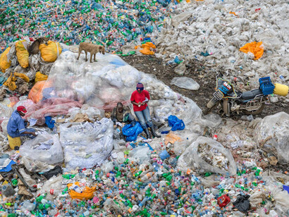 Edward Burtynsky
Dandora Landfill #3, Plastics Recycling, Nairobi, Kenya 2016
photo © Edward Burtynsky, courtesy Admira Photography, Milan / Nicholas Metivier Gallery, Toronto
