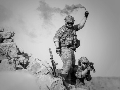 De todas as religiões que foram derrotadas pelo cristianismo ocidental, o Islão foi a que mais duramente sentiu a derrota. Começou no século XI com as Cruzadas, continuou com a chamada Reconquista do Al-Andalus nos séculos XIV e XV e culminou com o fim do império Otomano depois da Primeira Guerra Mundial