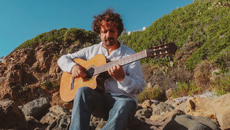 Il richiamo e l’abbandono, l'ultimo album strumentale di Luca Di Martino. Sono consapevole di fare musica lontana da quella attualmente richiesta dal mercato, ma penso che anche all’interno di una società distratta ed euforica qualcuno potrebbe sentire il bisogno di fermarsi ad ascoltare qualcosa “fuori moda”