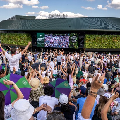 Gli spettatori sul “The Hill” assistono alla partita tra Jannik Sinner (ITA) e Carlos Alcaraz (ESP) nella finale del singolare maschile sul campo centrale dei Campionati 2025. L'evento si svolge presso l'All England Lawn Tennis Club di Wimbledon. 14° giorno, domenica 13 luglio 2025. Credit: AELTC/Edward Whitaker