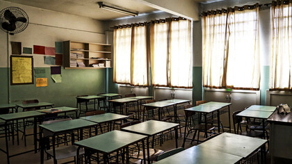 Sala de aula vazia. A medida a ser contemplada no próximo Orçamento de Estado fará com que só os mais ricos é que poderão ter acesso à educação
