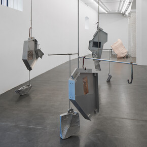 Nairy Baghramian, Modèle vivant (Se ployant), exhibition view. Courtesy of Hauser & Wirth Gallery