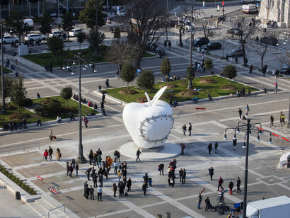 La Mela Reintegrata, Piazza Duca d'Aosta, Milano. Ph. Enrico Amici