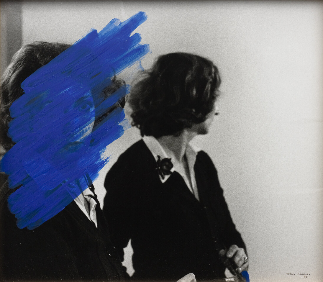 Helena Almeida, Pintura habitada [Peinture habitée], 1976, Photographie noir et blanc, acrylique, 40 × 30 cm
Coll. Fernando d’Almeida
