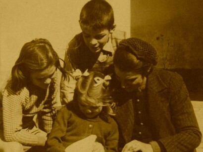 El Che con sus hermanas, Ana María y Celia. Los tres leen junto a mamá Celia, fallecida el 18 de mayo
