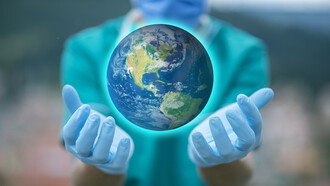 Sector salud. Las manos de un médico protegen el mundo