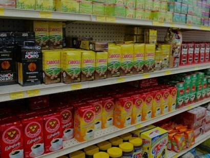 Diferentes marcas de café em supermercado
