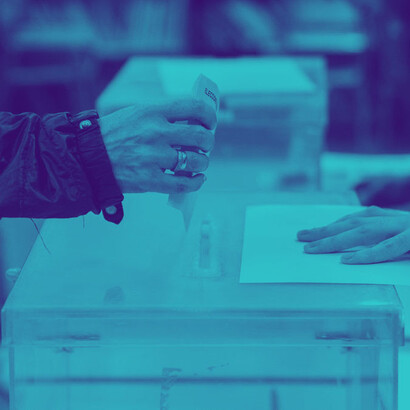 Persona depositando su voto en una urna