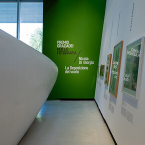 Various artists, Graziadei prize for photography. La deposizione del vuoto, exhibition view. Courtesy of Maxxi