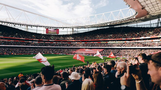 Une foule de personnes dans un stade