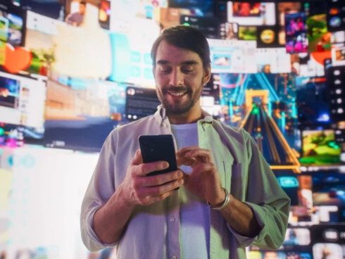 Um homem consulta o smartphone enquanto é cercado por uma infinidade de telas e conteúdos digitais. Na vida conectada, o algoritmo transforma nossos interesses e comportamentos em pistas para aquilo que veremos a seguir