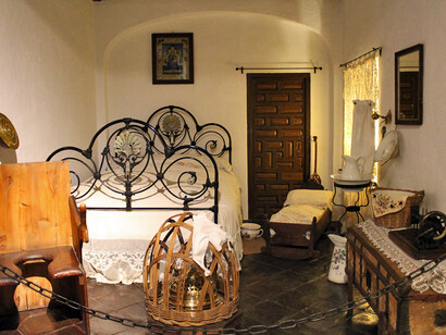 Dormitorio rural, Exhibition view. Courtesy of Museo Unicaja de Artes y Costumbres Populares
