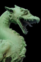 Com espadas de brinquedo e corações valentes, os primos José, Francisco e Daniel enfrentam desafios imaginários, criando memórias de coragem e companheirismo