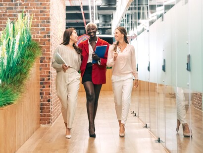 Colegas de trabalhando caminham juntas