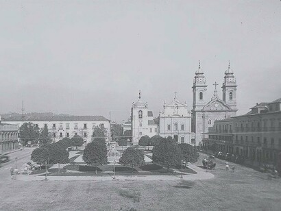 Praça XV de Novembro, à esquerda o Paço Imperial, à direita o Arco do Teles e em frente a catedral da Sé, atual Igreja do Carmo, Rio de Janeiro, Brasil. Além de abrigar a corte, o Paço Imperial foi palco de decisões fundamentais para a construção da identidade do país. Um dos momentos mais marcantes foi o 9 de janeiro de 1822, conhecido como o Dia do Fico