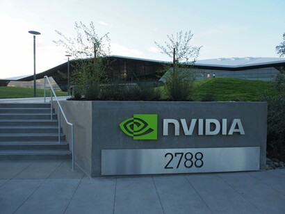 Lo que hace la fortuna de Nvidia, cuyo valor bursátil alcanzó la semana pasada U$ 5 billones, y de la superstar OpenAi, valorizada en U$ 500 mil millones... “sin haber constatado jamás el menor beneficio” (profit).  Sede central de Nvidia en Santa Clara, California, EE.UU.