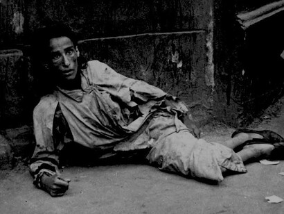 Una mujer judía al borde la inanición en el gueto de Varsovia