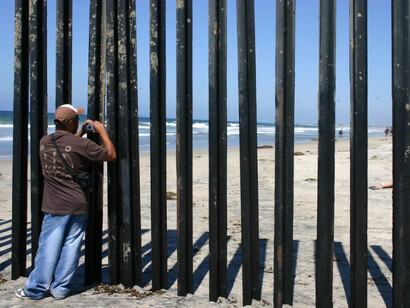 Valla fronteriza en la playa de Tijuana, México